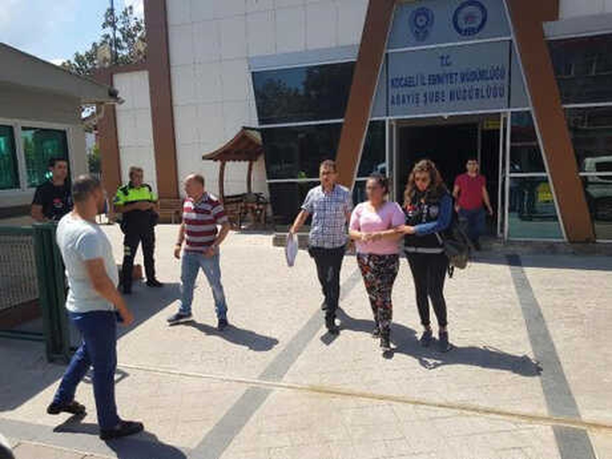 Elektroşok Cihazıyla Tehdit Ettiği Erkeklerin Parasını Gasp Eden Kadın Yakalandı