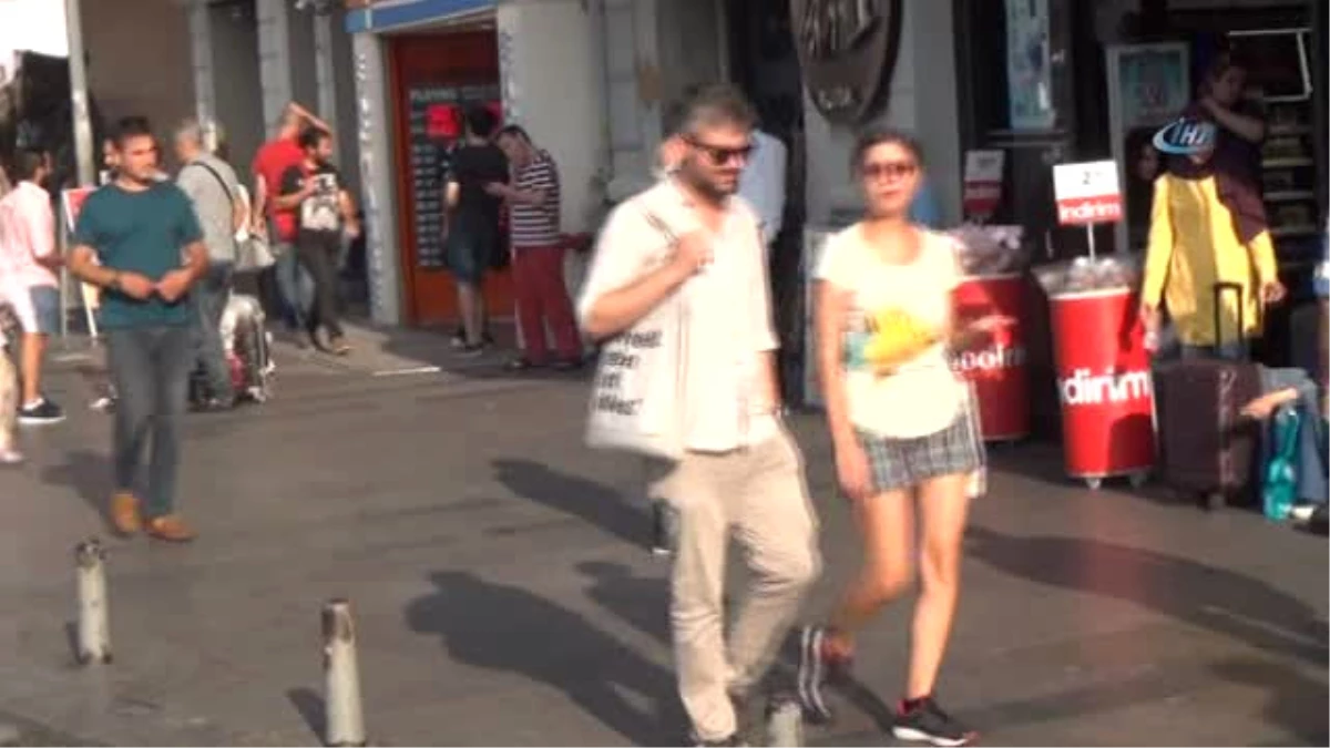 Felç Geçiren Oyuncu ve Tiyatro Sanatçısı Hikmet Karagöz Taksim Meydanı\'nda Görüntülendi