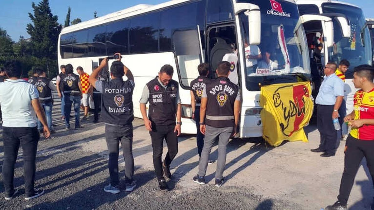Göztepe Taraftarları Polis Eşliğinde Stada Gönderildi