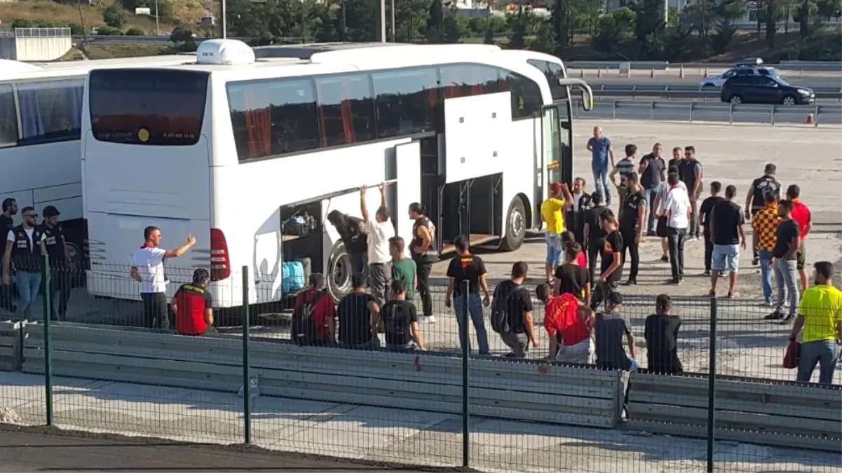 Göztepe Taraftarları Polis Eşliğinde Stada Gönderildi