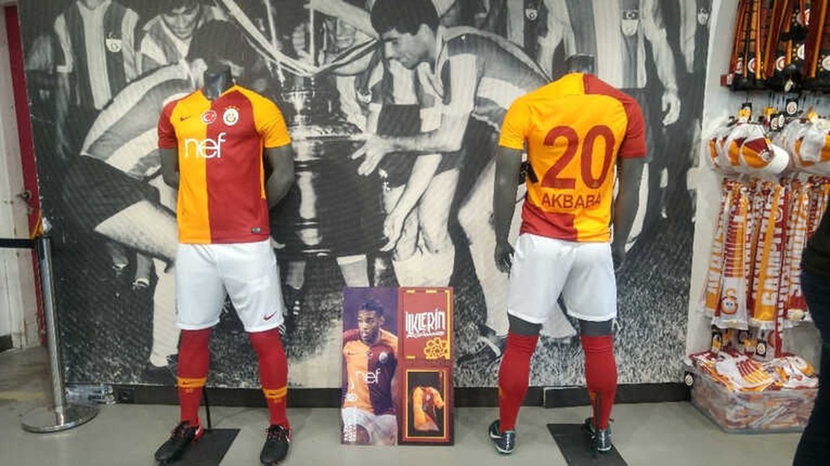 Gs Store\'da Emre Akbaba Yoğunluğu