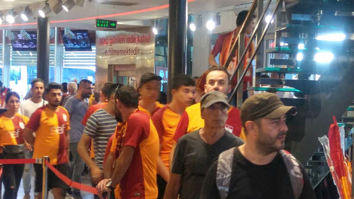 Gs Store\'da Emre Akbaba Yoğunluğu