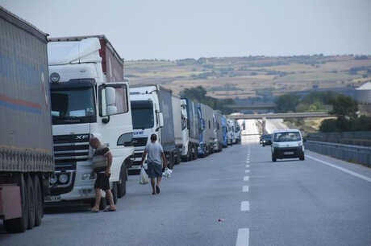 Kapıkule\'de 18 Kilometre Tır Kuyruğu