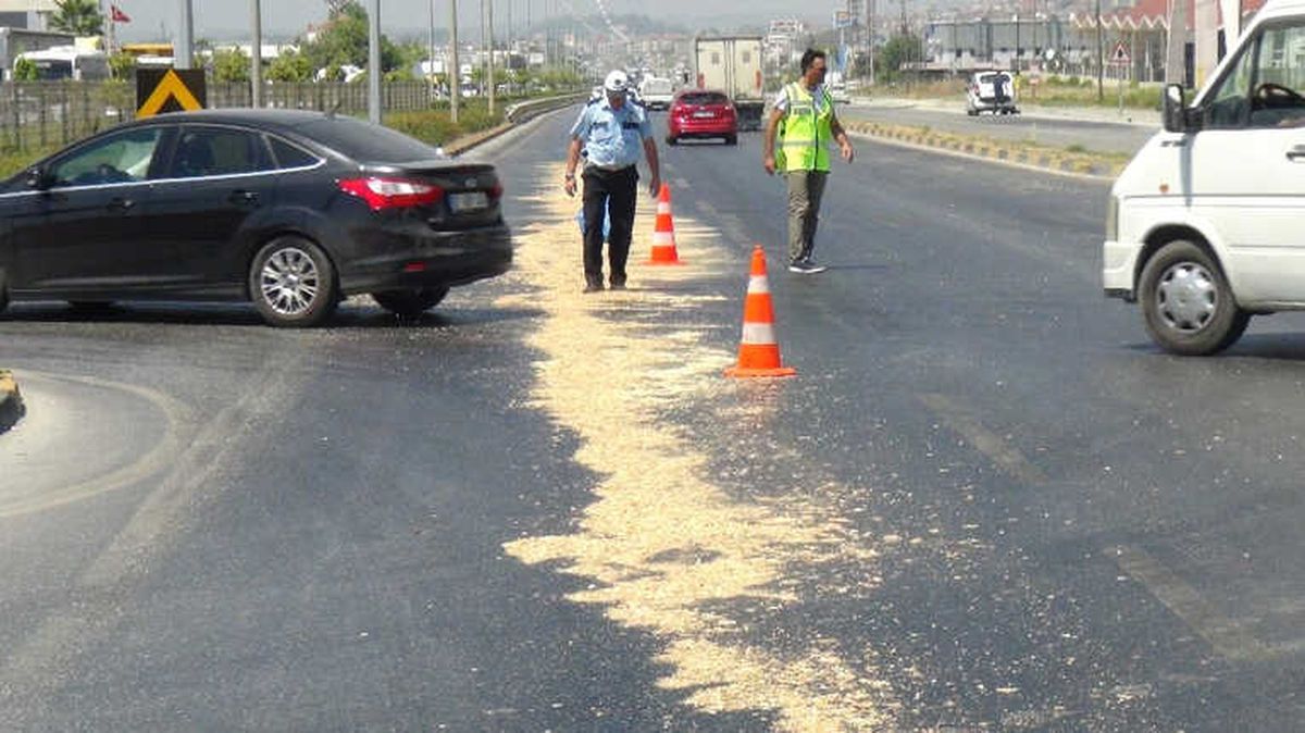 Karayoluna Dökülen Mazot Polisler Ekiplerince Üzeri Talaşla Kapatılarak Temizlendi