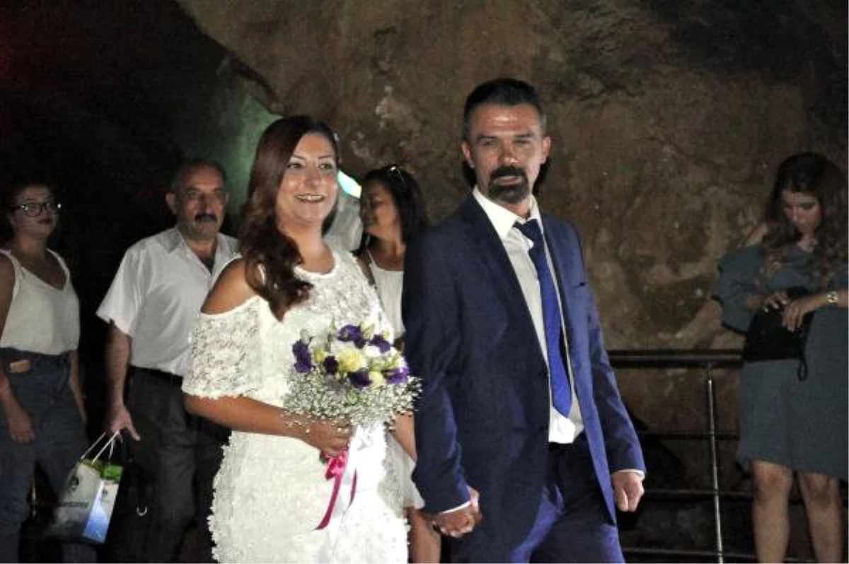 Mağarada Evlendiler