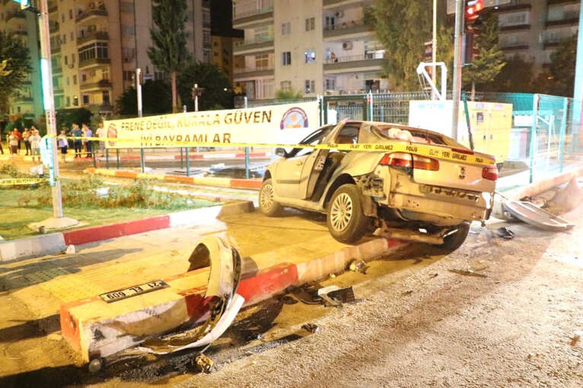 Mersin\'de Feci Kaza; 1 Ölü, 4 Yaralı