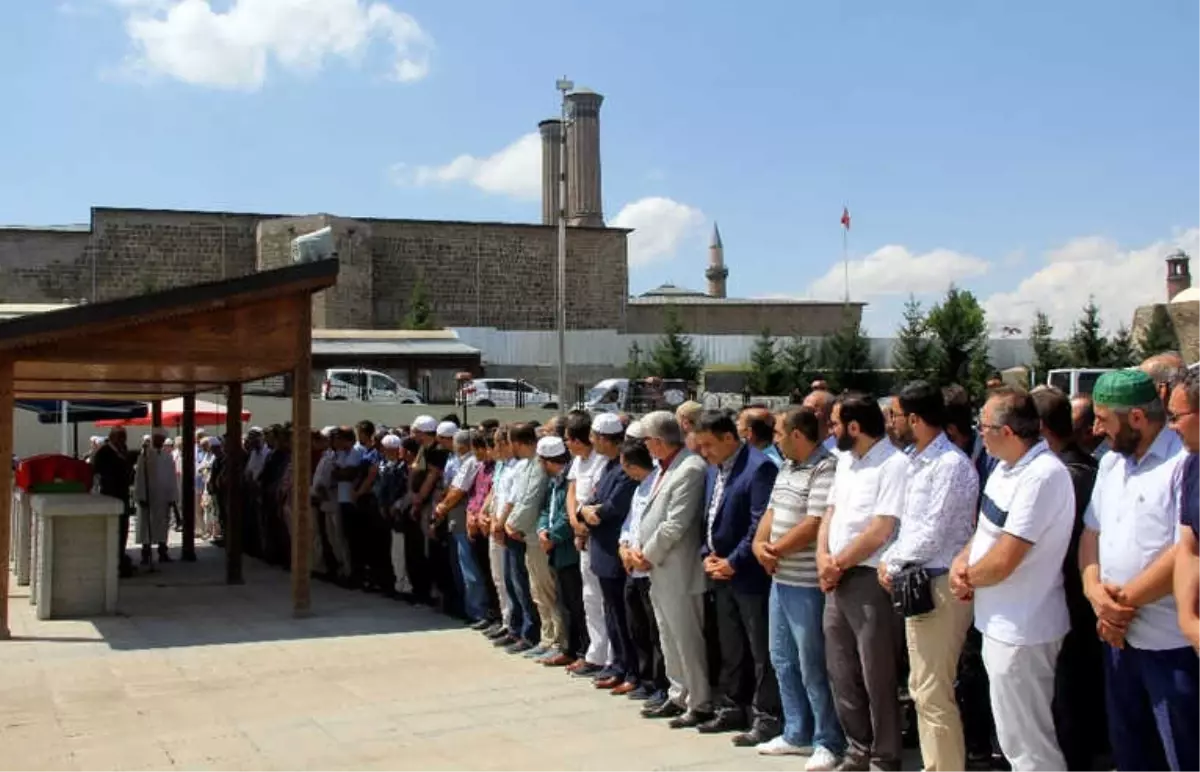 Müftülükteki Saldırıda Hayatını Kaybeden 5 Kişiden Erzurumlu İmam Son Yolculuğuna Uğurlandı