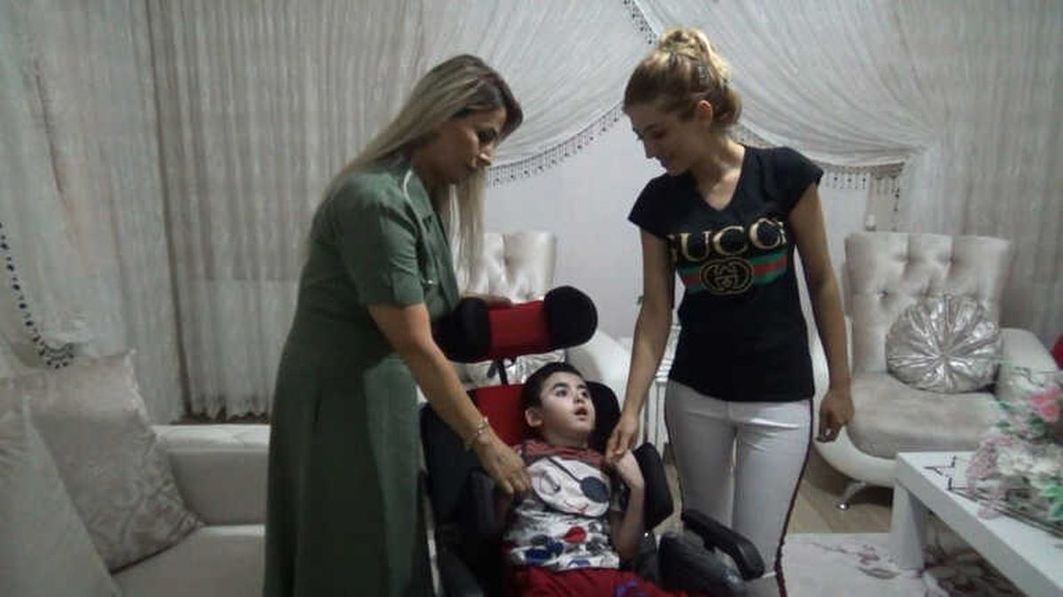 Ncl Hastası 2 Çocuğa Tekerlekli Sandalye