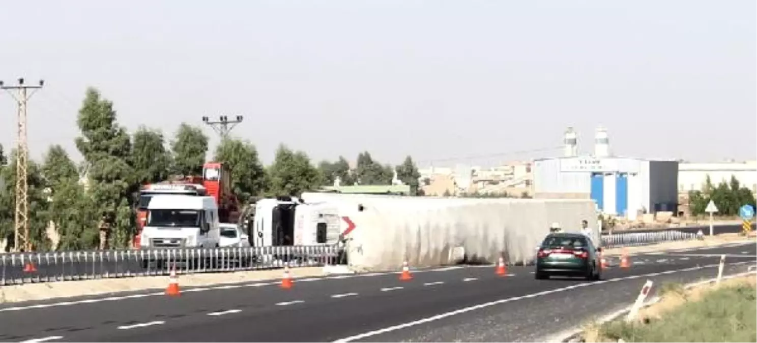 Nusaybin\'de Tır Devrildi: 1 Ölü, 1 Yaralı