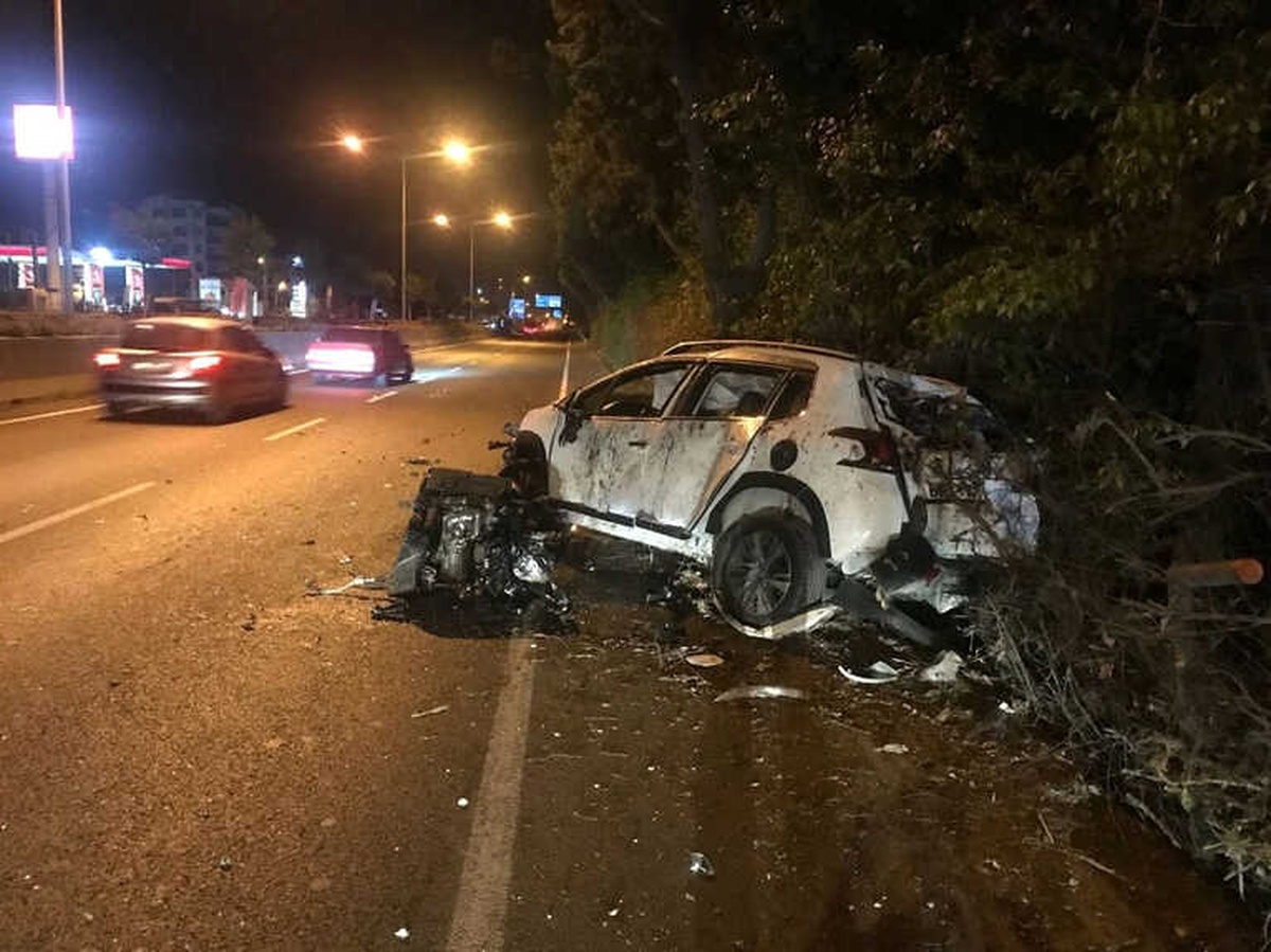 Önce Ağaçlara Sonra Bariyerlere Çarparak Durabildi