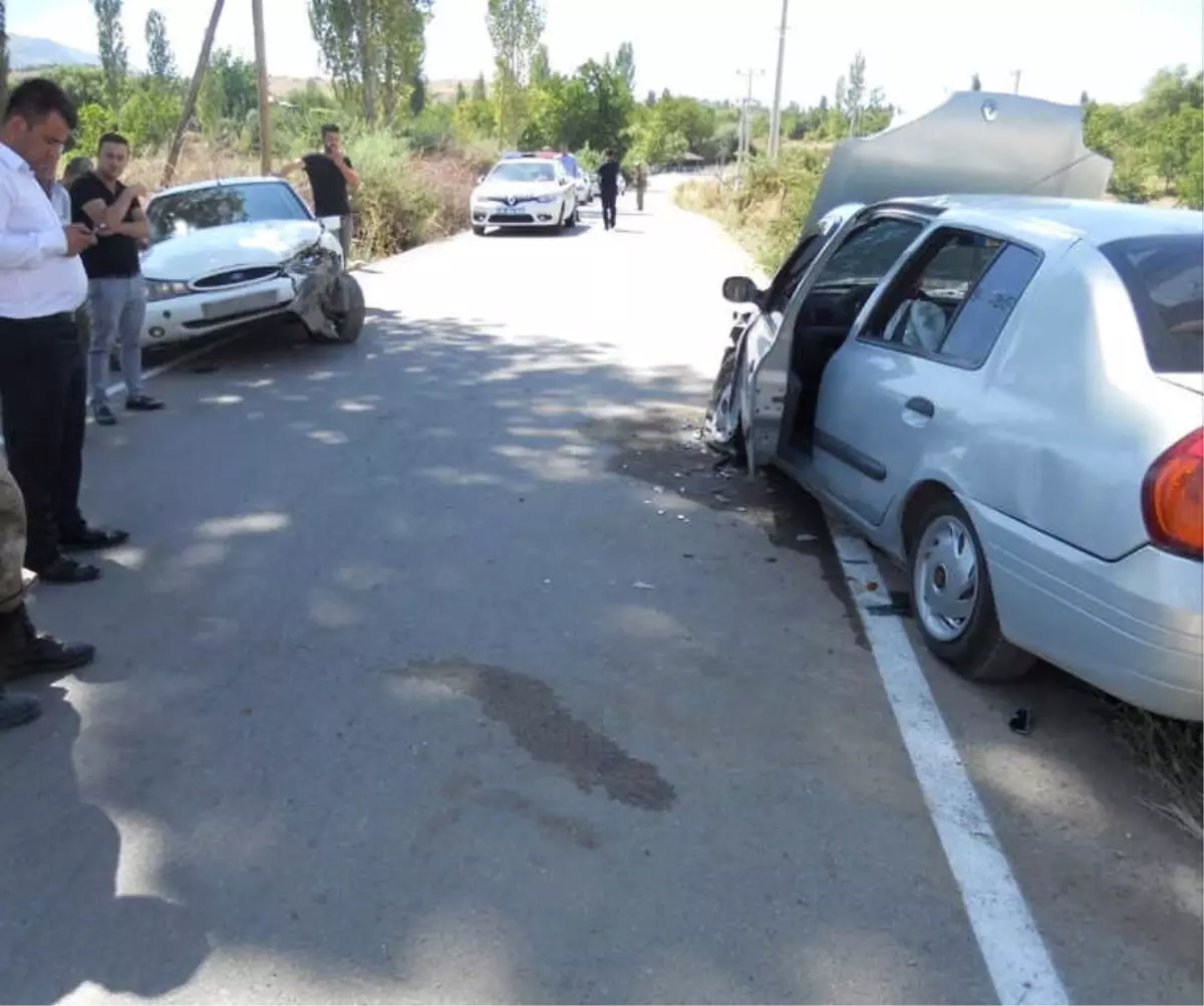 Otomobiller Kafa Kafaya Çarpıştı: 10 Yaralı