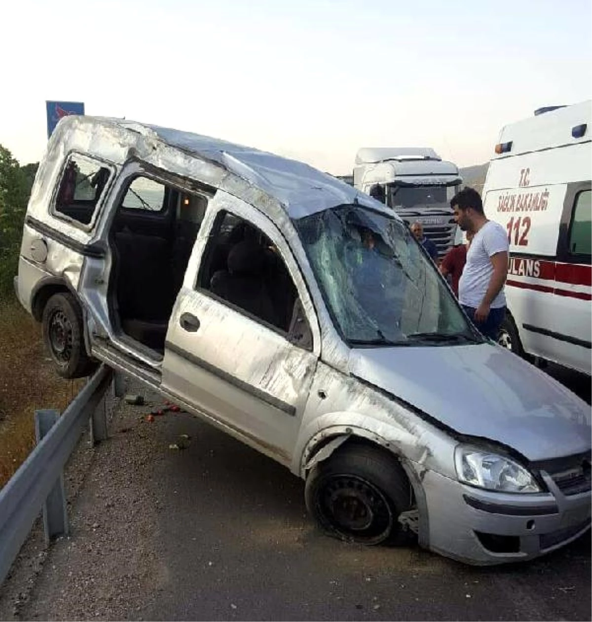 Refüje Çarpıp, Takla Atan Hafif Ticari Aracın Sürücü Öldü