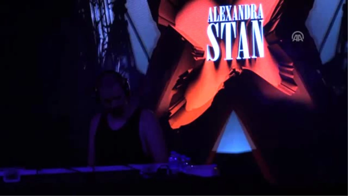 Romanyalı Şarkıcı Alexandra Stan, Çanakkale\'de Konser Verdi
