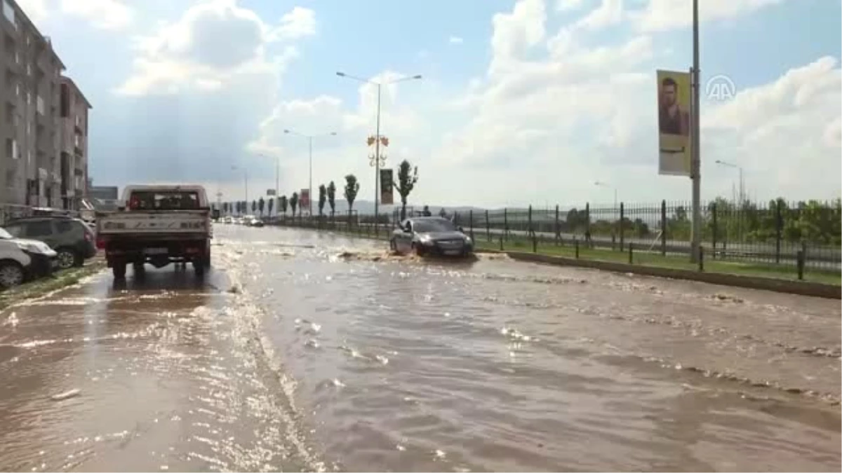 Sağanak ve Dolu Taşkına Yol Açtı