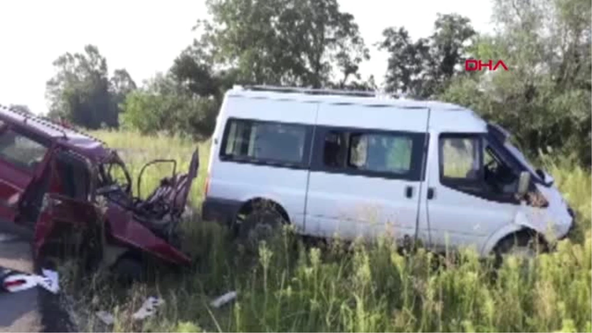 Samsun\'da Minibüs ile Otomobil Çarpıştı 2 Ölü, 1 Yaralı
