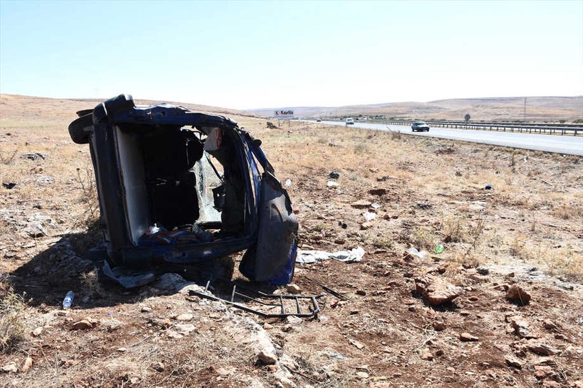 Şanlıurfa\'da Hafif Ticari Araç Devrildi: 5 Yaralı