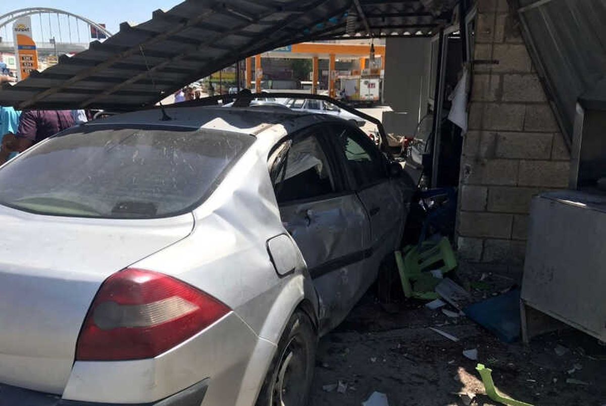 Şanlıurfa\'da Otomobil Lokantaya Daldı