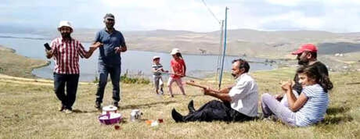 Saz Çalıp Türkü Söyleyerek Ot Biçiyorlar