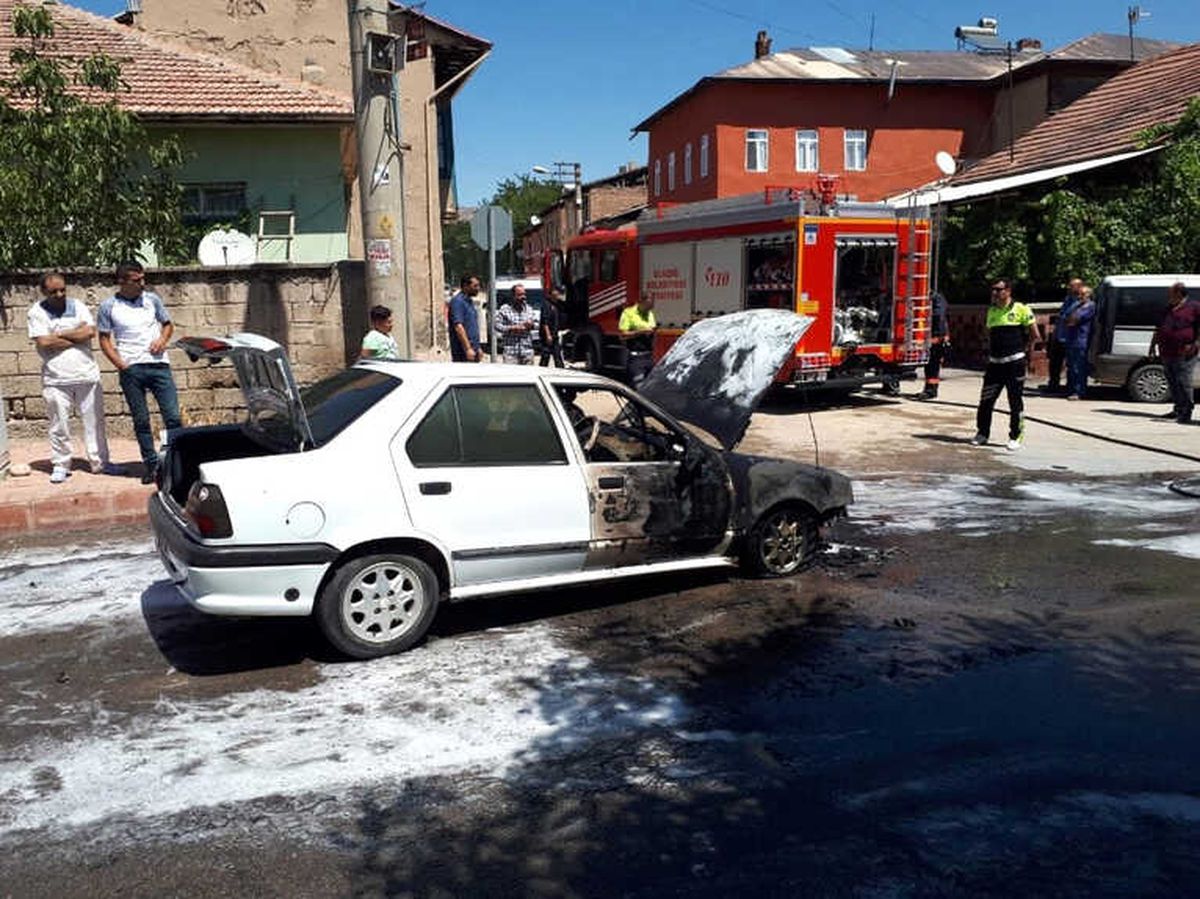 Seyir Halindeki Otomobil Alev Aldı