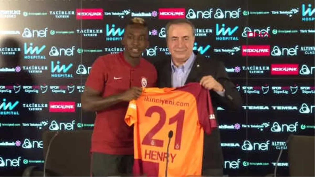 Spor Galatasaray\'da Toplu İmza Töreni