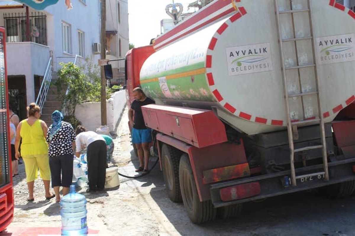Susuzluktan Kavrulduklarını Belirten Mahallelinin İmdadına Ayvalık Belediyesi Su Tankerleriyle...