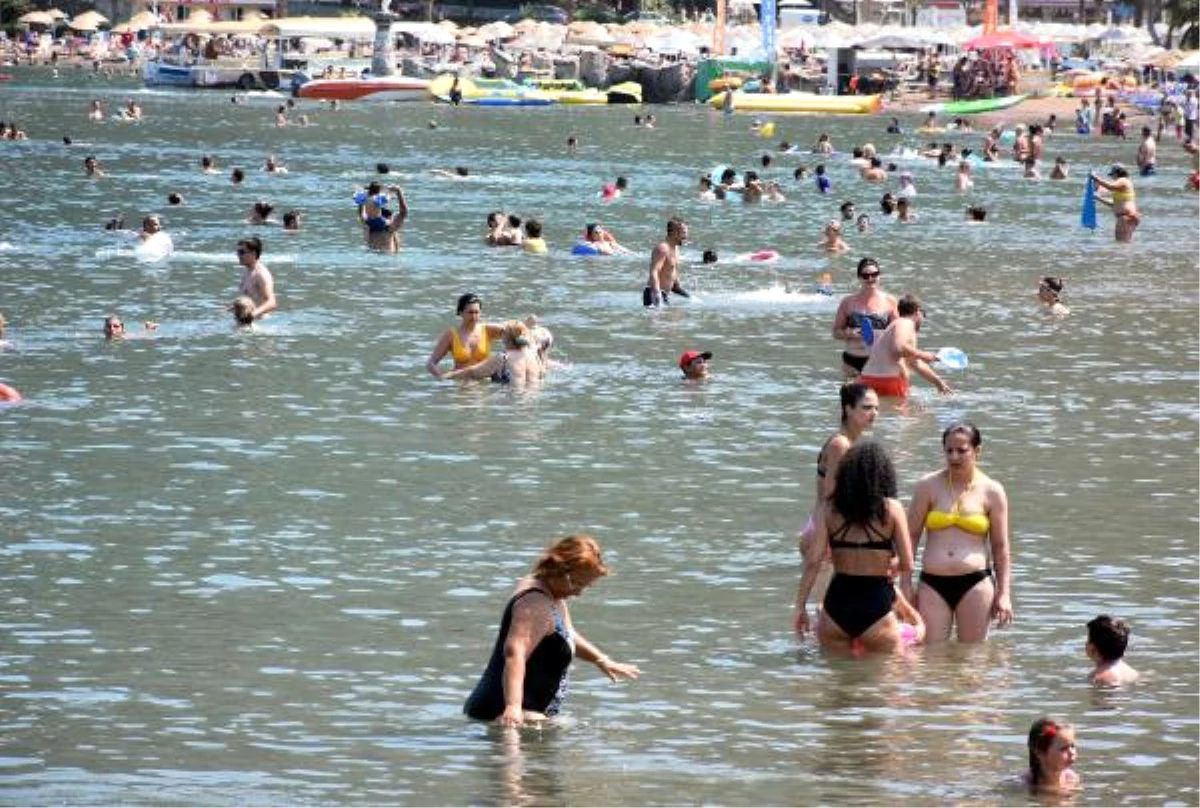 Tatilciler, Marmaris\'te Plaj ve Havuzları Doldurdu