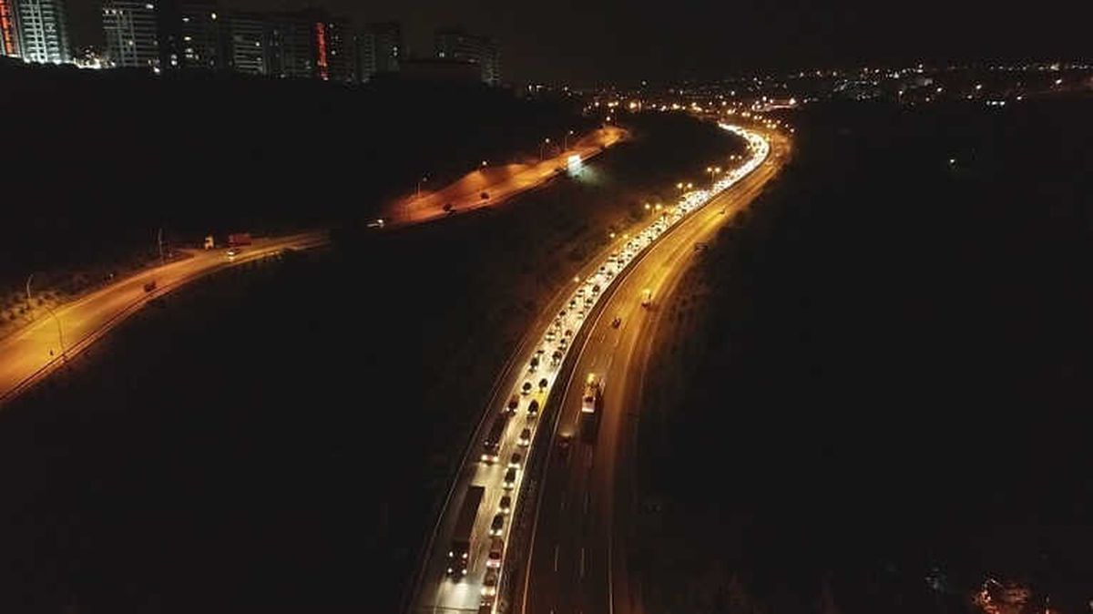 Tem\'de Bayram Yoğunluğu Gece Saatlerinde Havadan Görüntülendi