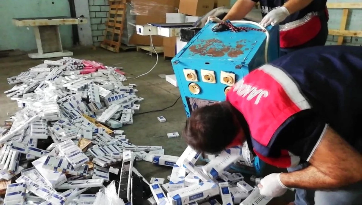Ütü Masalarının İçinden Binlerce Paket Kaçak Sigara Çıktı