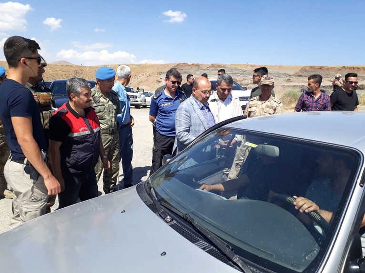 Vali Ustaoğlu ve Kaymakam Özkan Çocuklara Kırmızı Düdük ve Şapka Dağıttı