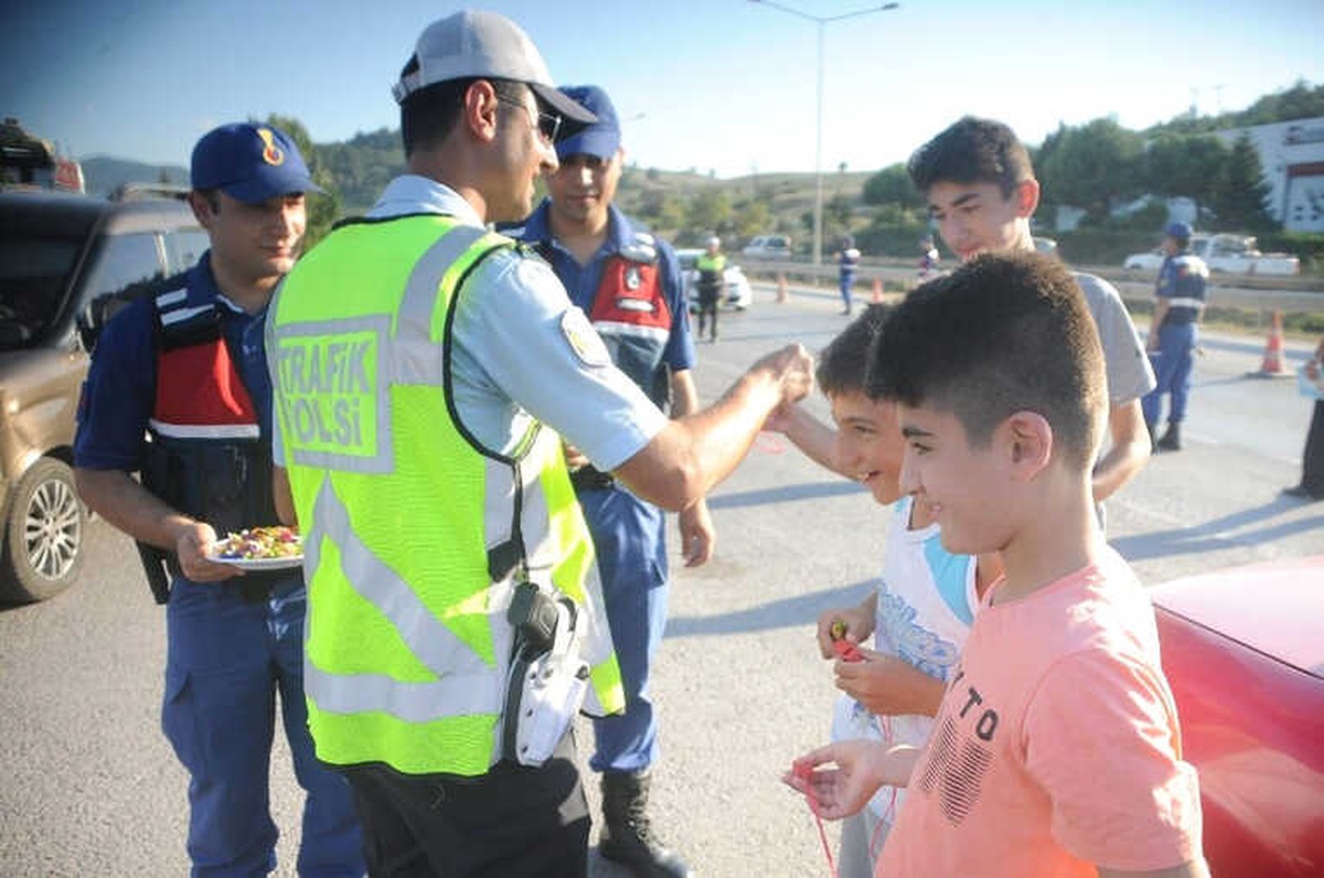 Vali Yılmaz, Çocuklara "Kırmızı Düdük" Dağıttı
