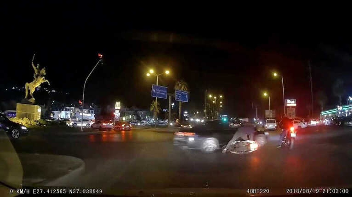 2 Motosiklete Çarpan Otomobilin Kaza Anları Araç Kamerasına Yansıdı