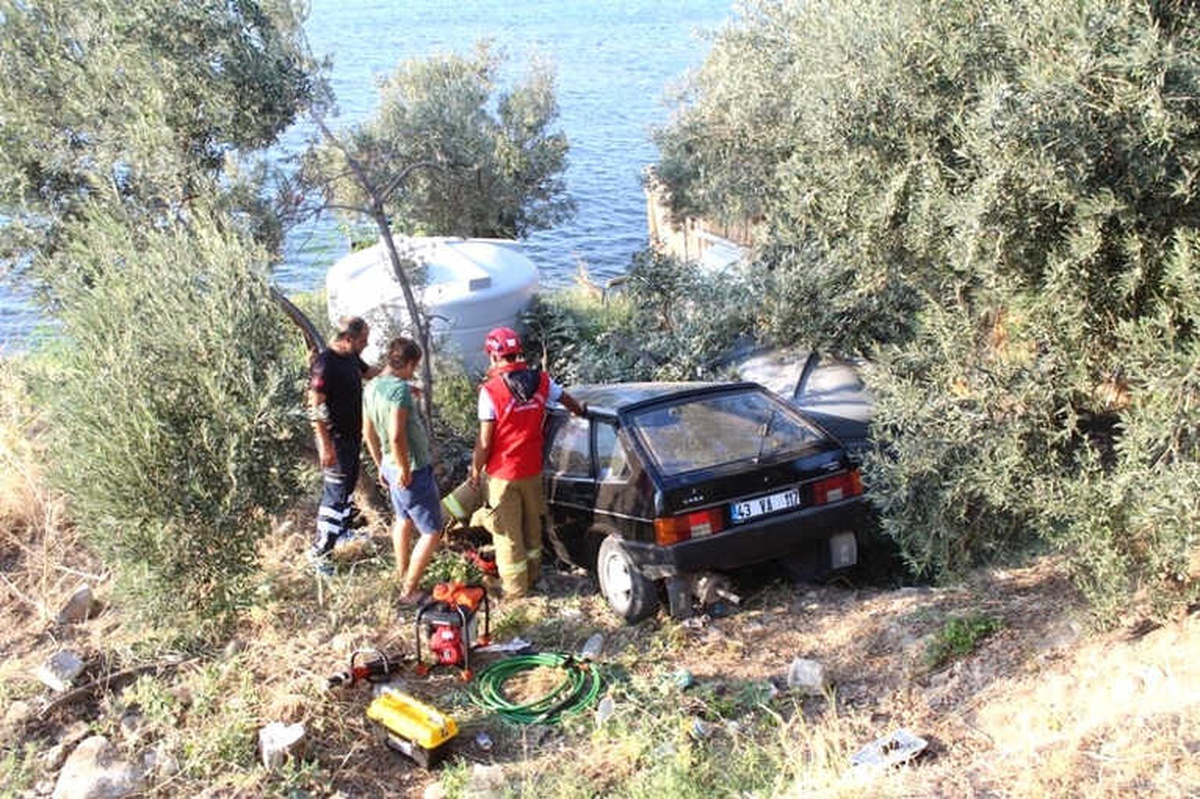 Alkollü Sürücü Otomobiliyle Yol Kenarındaki Zeytin Ağacının Üstüne Uçtu