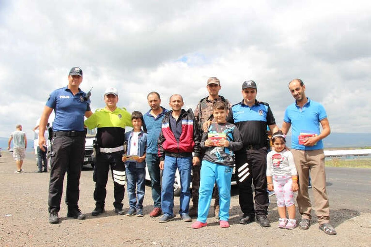 Ardahan\'da Polisten Şeker ve Kolonya İkramı