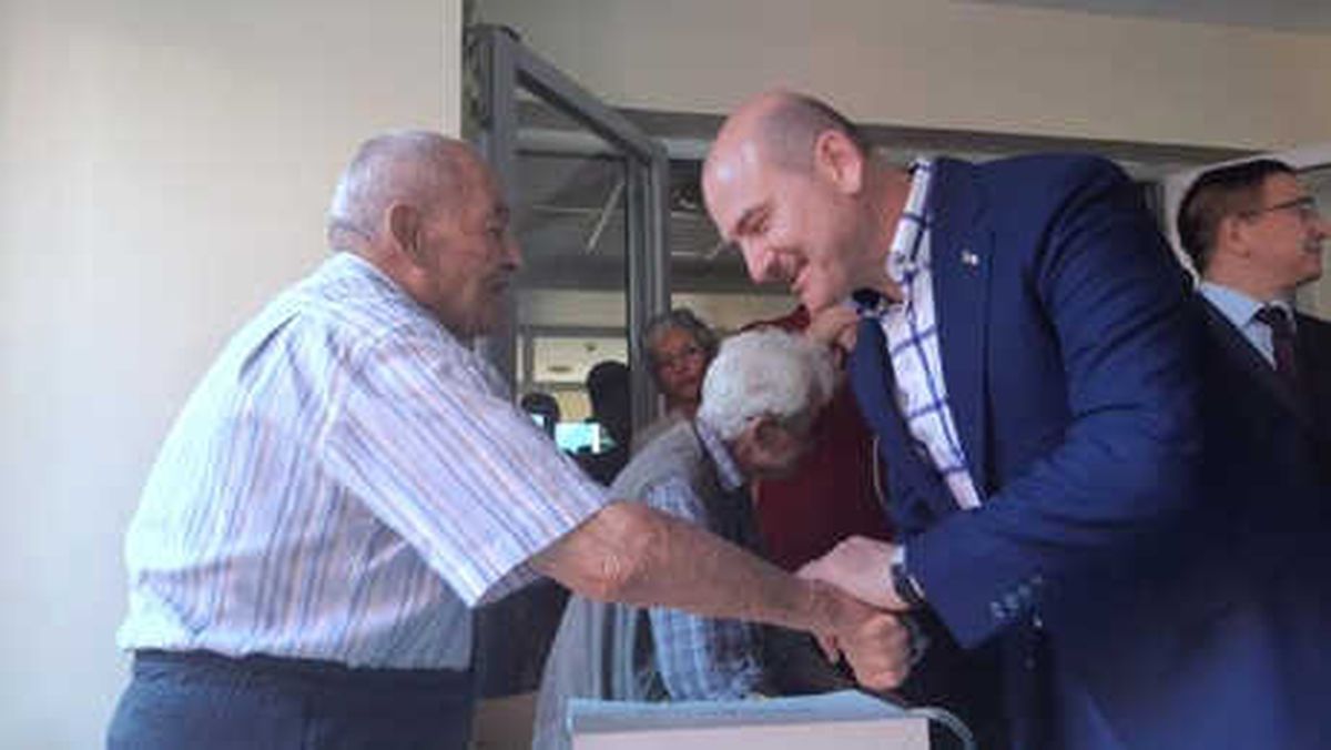 Bakan Soylu Sarıyer\'de Huzurevi Sakinleriyle Bayramlaştı