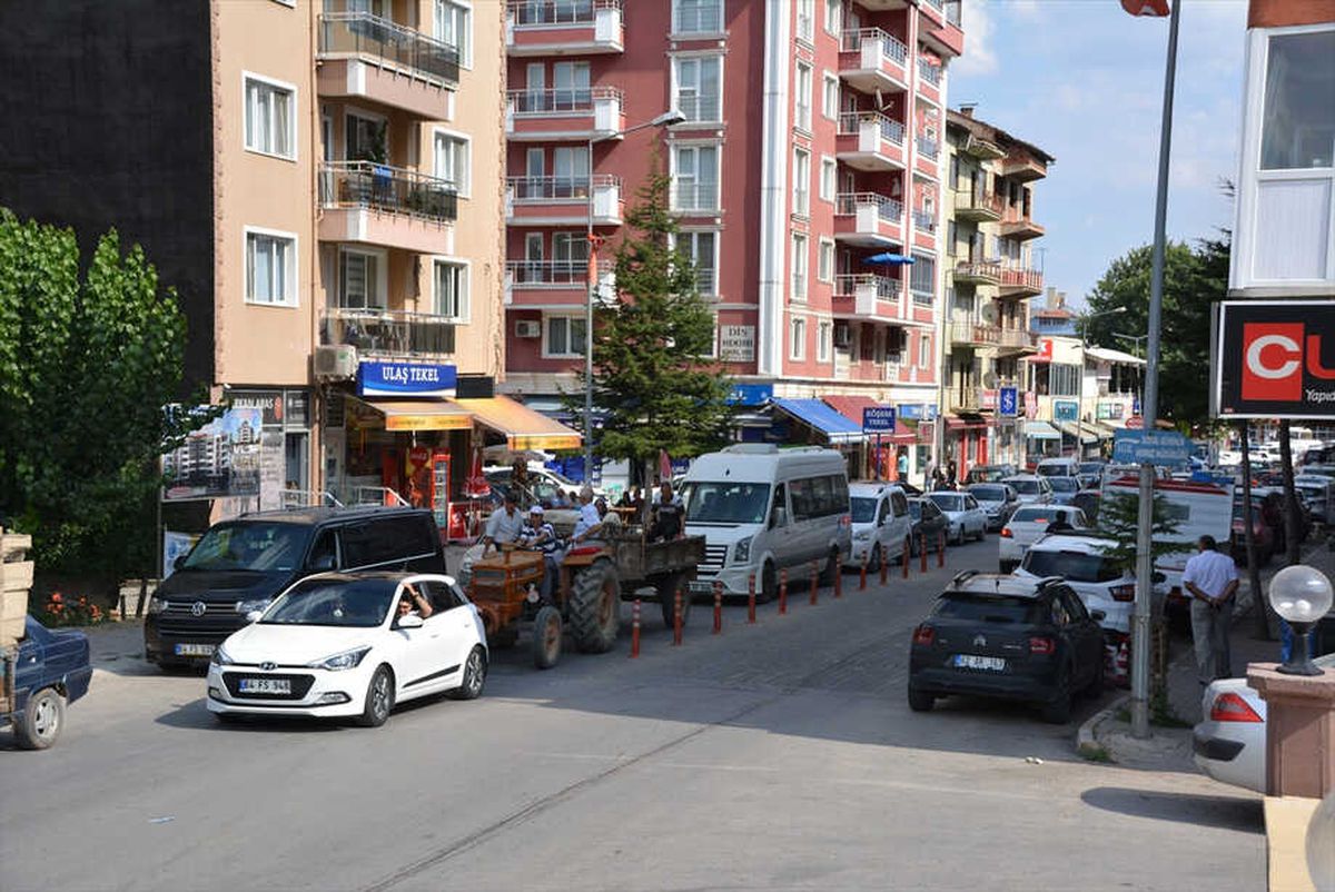 Banaz\'da Trafikte Bayram Yoğunluğu