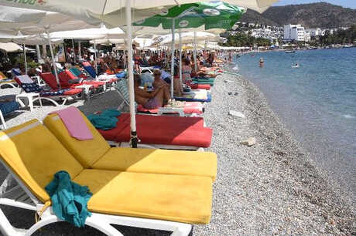 Bodrum\'da Halk Plajında Şezlongdan Ücret Talebi İddiası