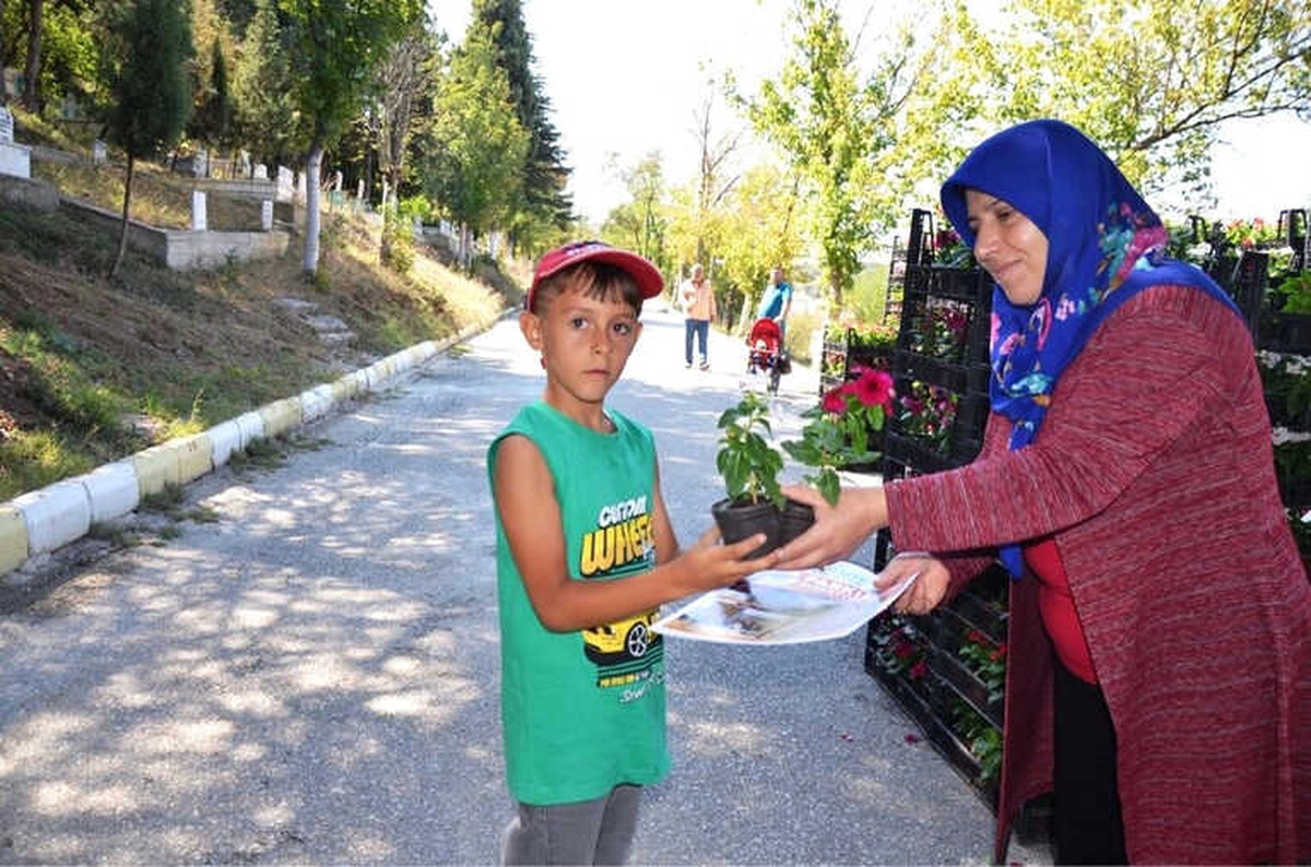 Bozüyük\'teki Mezarlıklarda Arefe Yoğunluğu