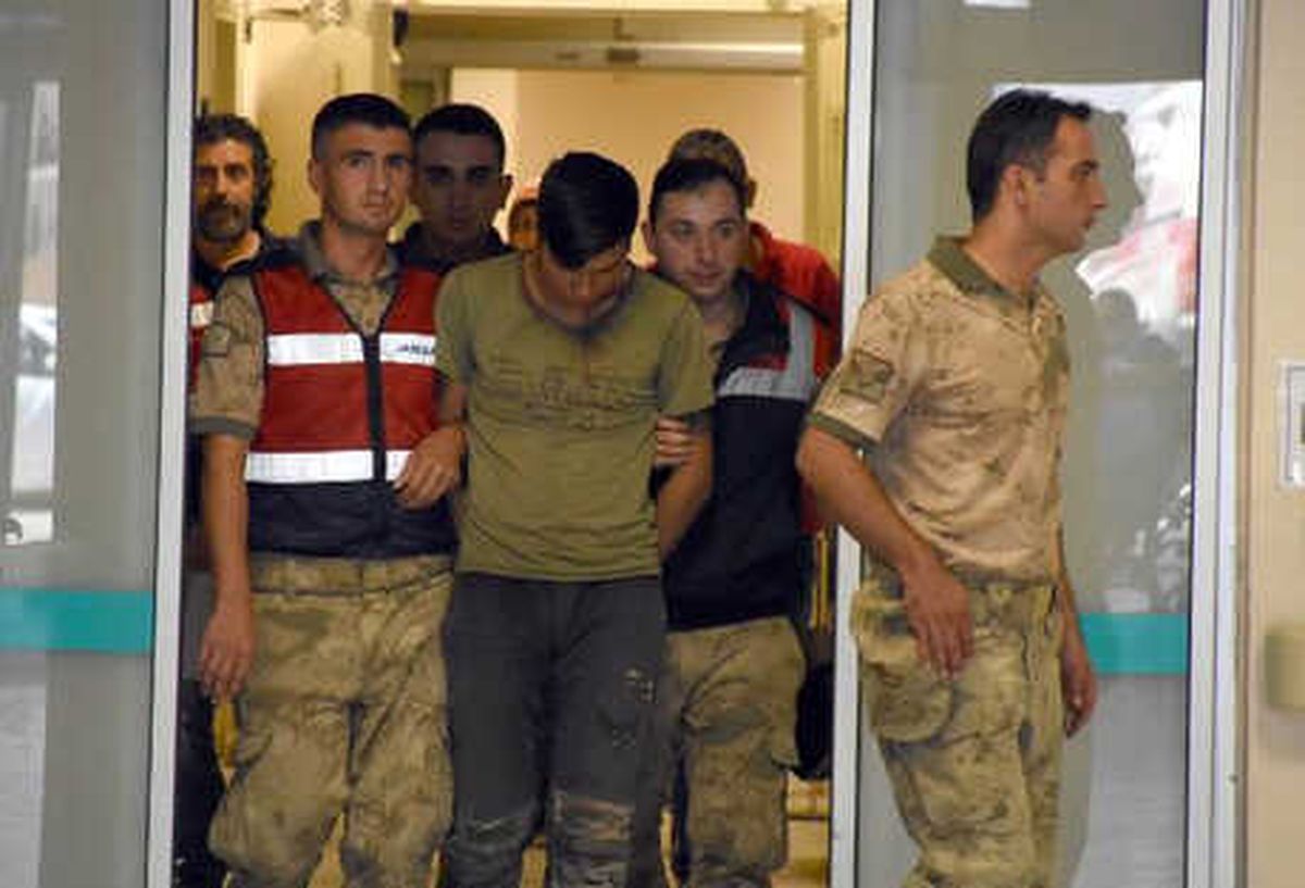 Ölen Kişinin Yakınları, Cinayet Şüphelisi Gencin Ailesinin Evini Ateşe Verip, İtfaiye Ekibine Saldırdı