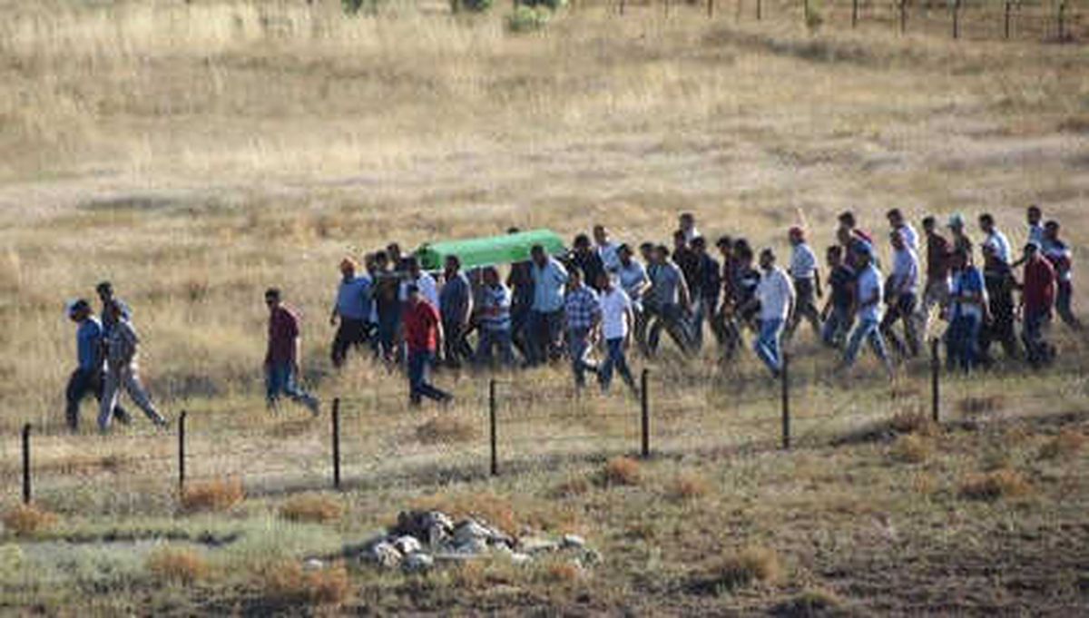 Cinayet Şüphelisinin Evini Ateşe Verip, Müdahaleye Giden İtfaiye Ekibine Saldırdılar (3)