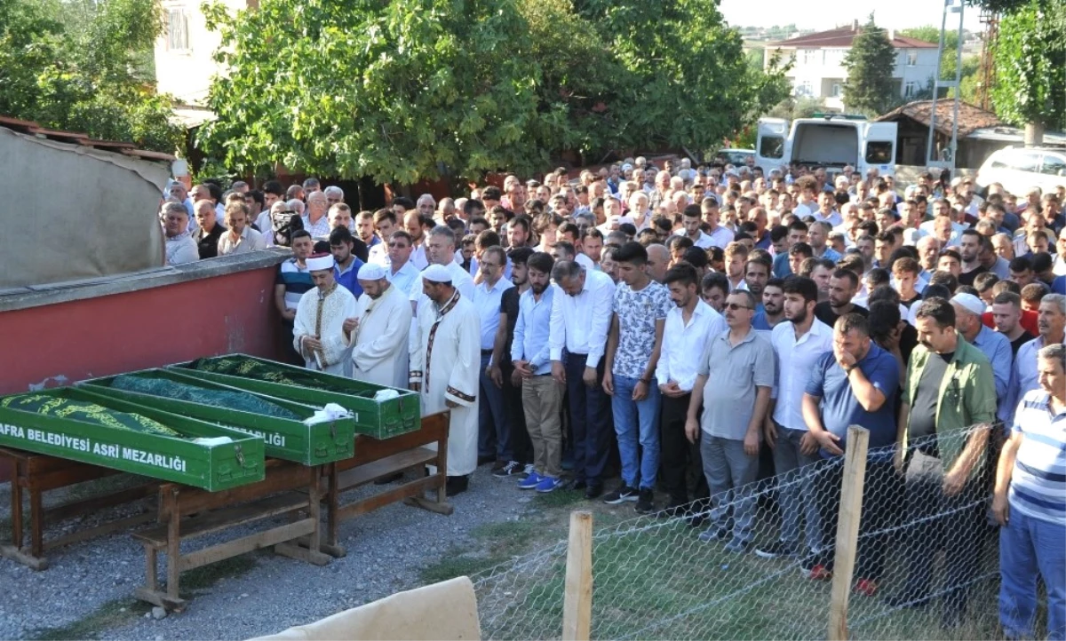 Denizde Boğulan Kardeşler ve Kuzenine Gözyaşı