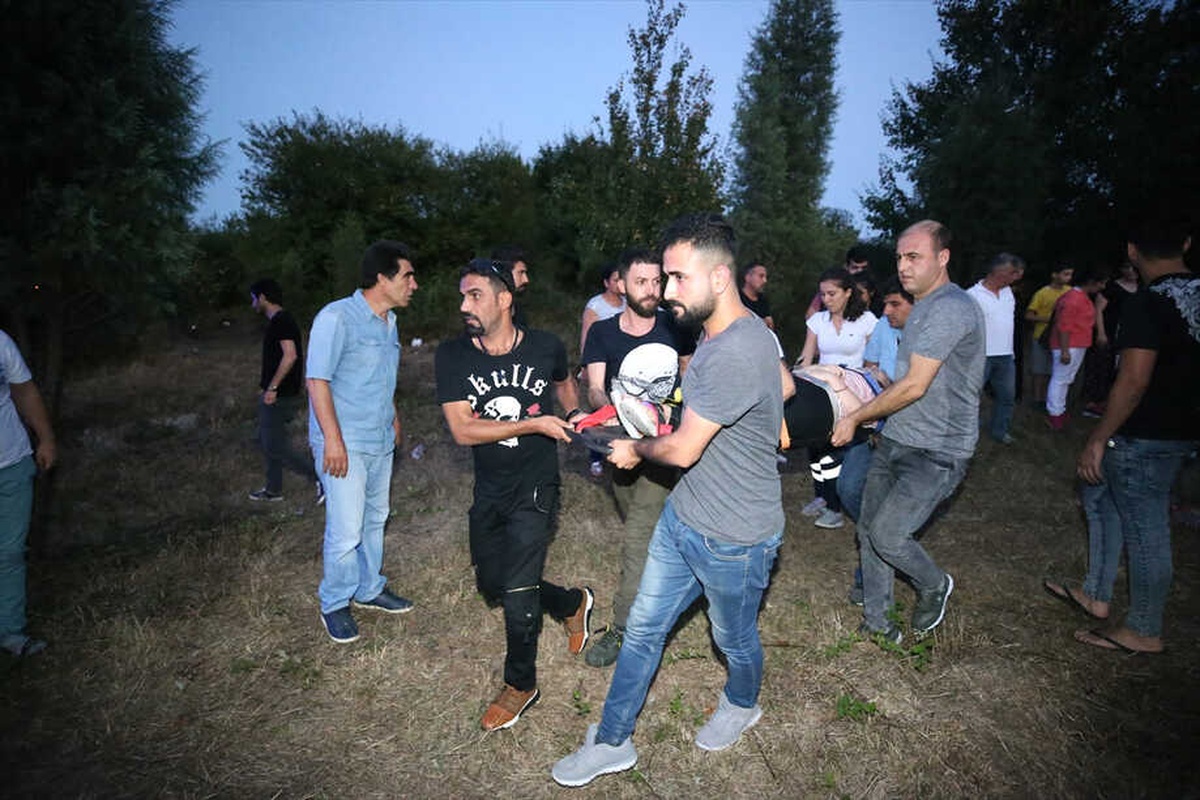 Düzce\'de Yolcu Otobüsü ile Otomobil Çarpıştı: 4 Yaralı