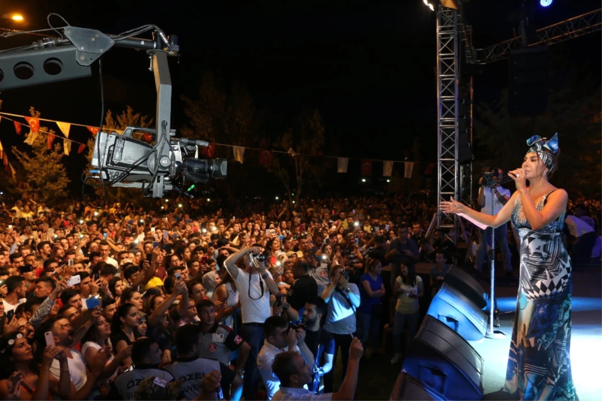 Ebru Yaşar\'dan Unutulmaz Konser