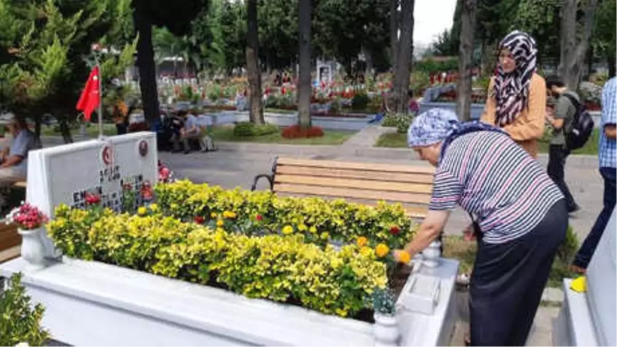 Edirnekapı Şehitliği Ziyaretçi Akınına Uğradı