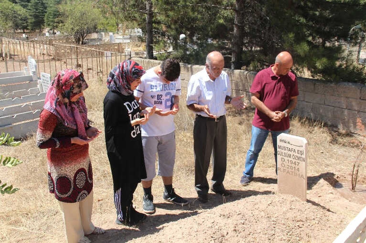 Elazığ\'da Arefe Günü Mezarlıklar Doldu Taştı