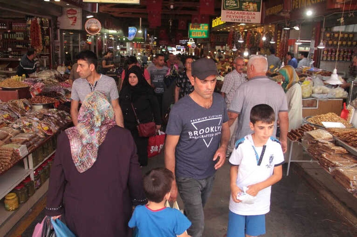 Elazığ\'da Kapalı ve Bakırcılar Çarşısında Bayram Bereketi