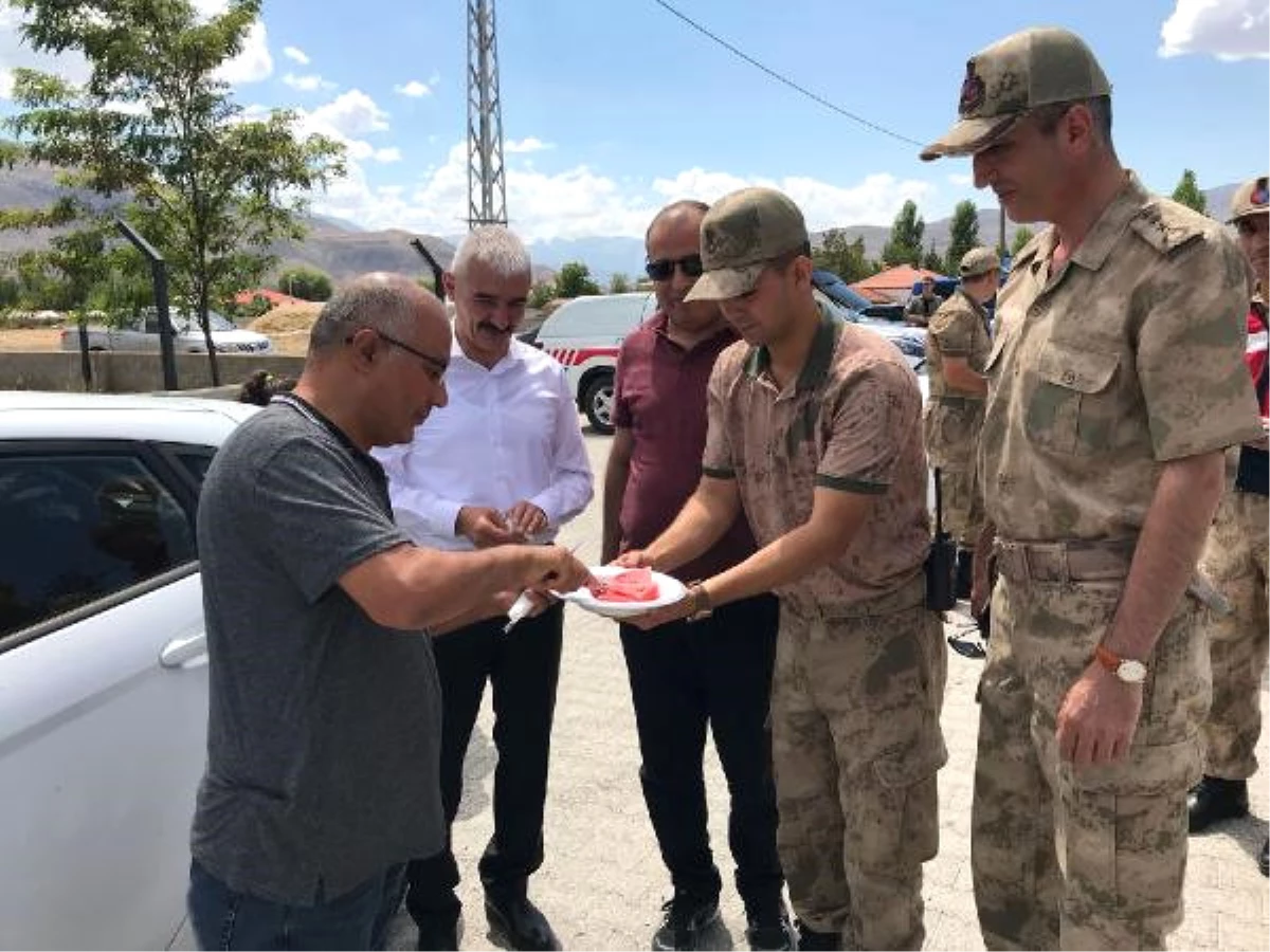 Erzincan\'da Sürücü ve Yolculara Karpuz İkramı