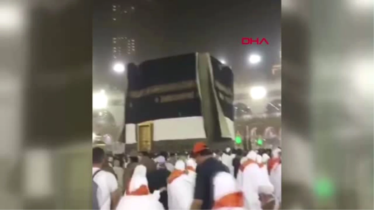 Fırtına Kabe\'nin Örtüsünü Havalandırdı