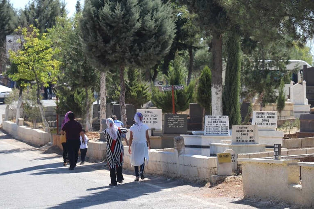 Gaziantep\'te Mezarlıklar Arefe Gününde Doldu Taştı