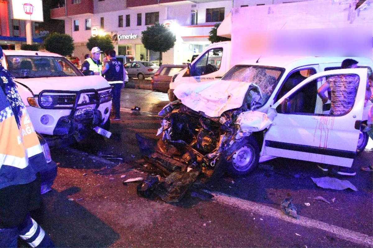 Gümüşhane\'de İki Ayrı Trafik Kazasında 10 Kişi Yaralandı