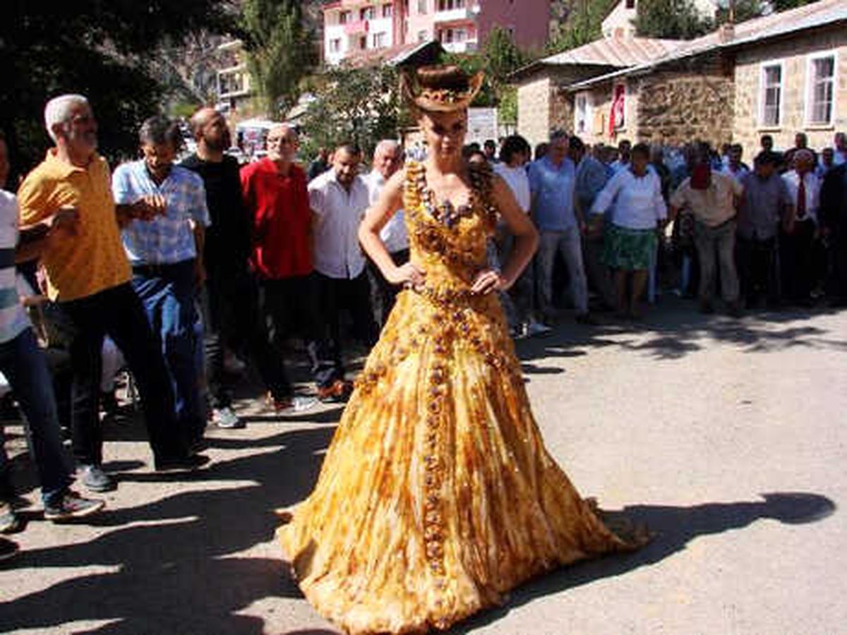 Gümüşhaneli Tasarımcıdan Pestil ve Kömeli Gelinlik